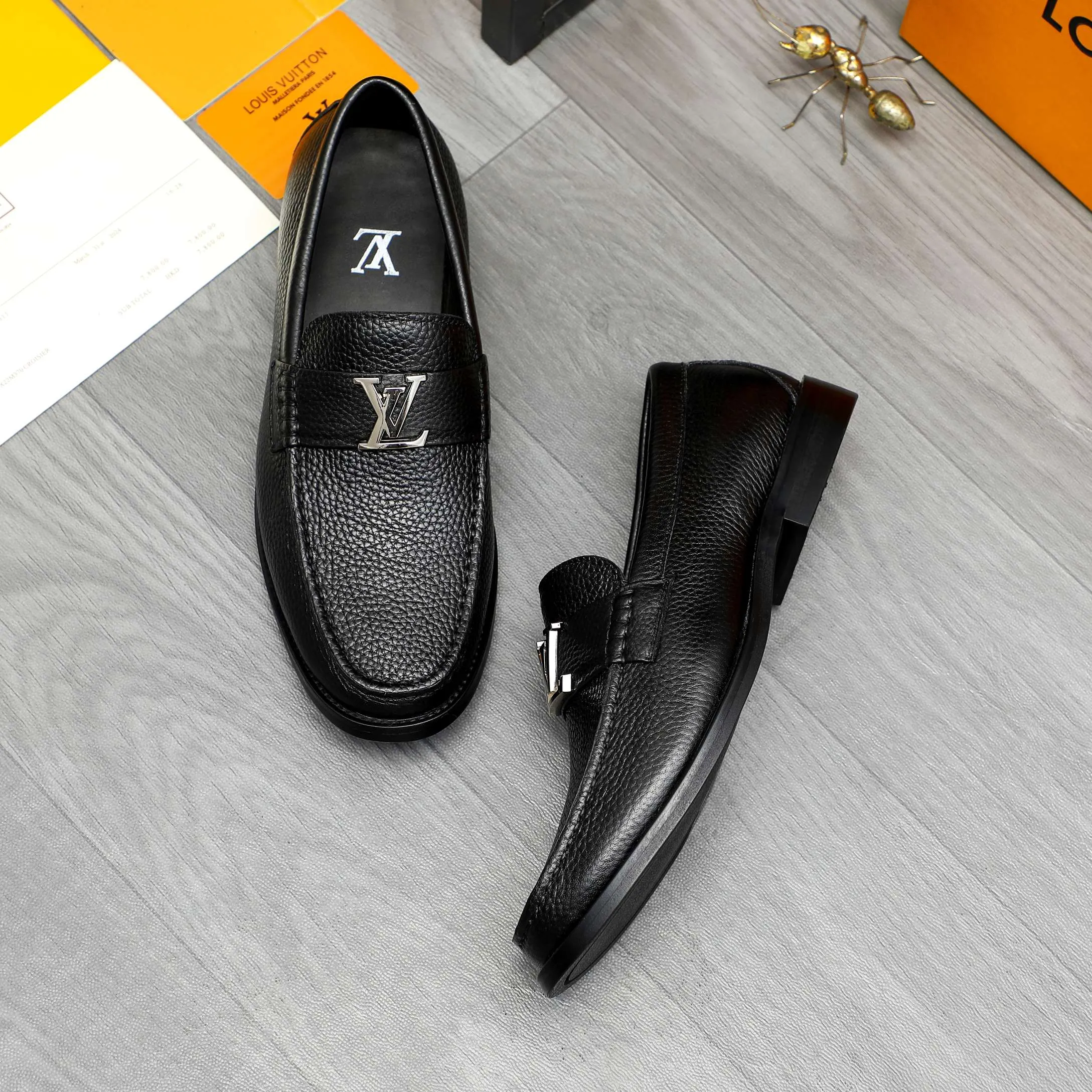 Men's shoes 💰442 Product trademark: LV "Louis Vuitton" business slip-on leather shoes Regular size: 38-46 (45.46 custom-made, non-returnable) Product materials: Selected pebbled cowhide upper, cowhide lining, original rubber outsole